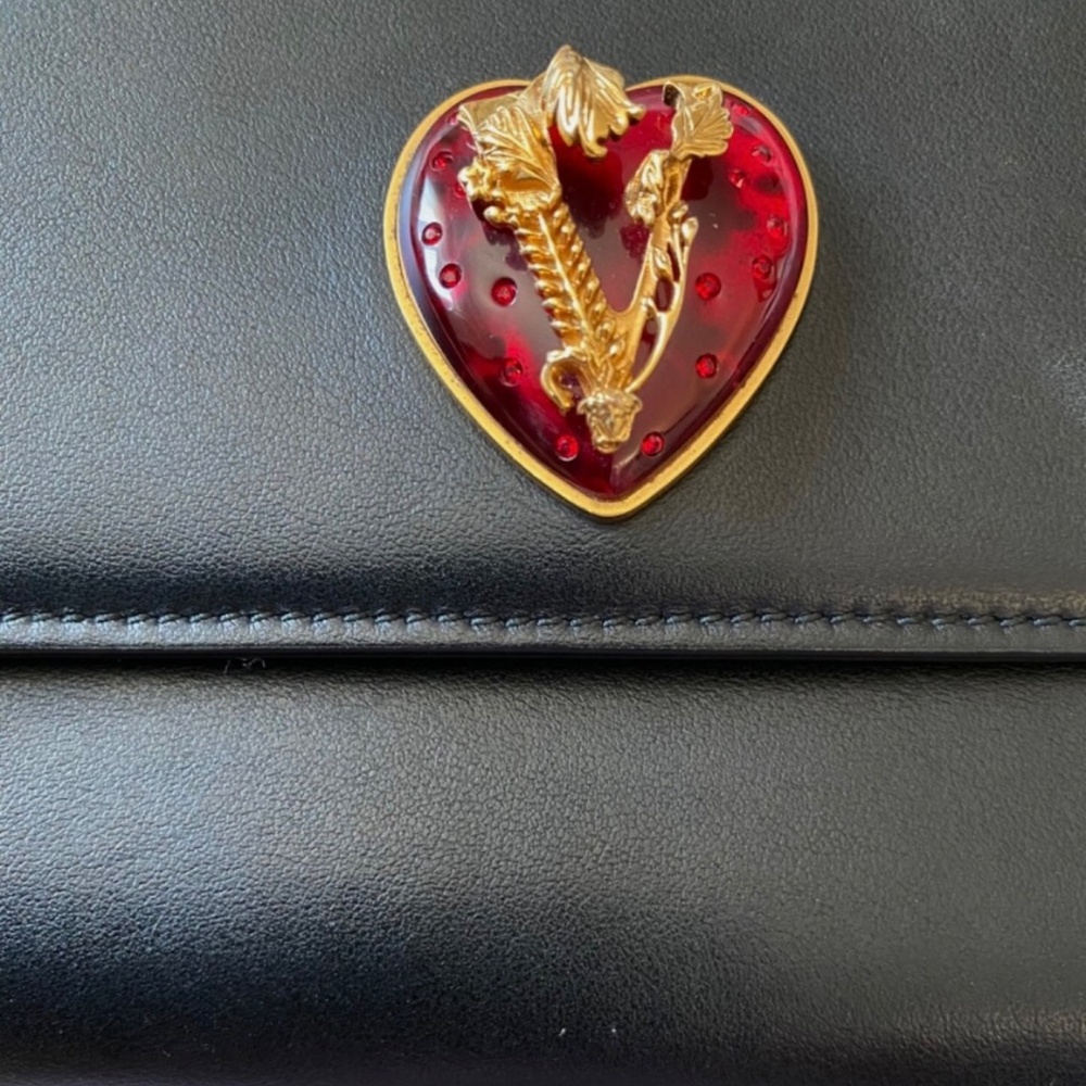 Authentic Vintage Versace Black Leather Handbag Red Heart Logo Gold Chain HTF - Picture 6 of 12